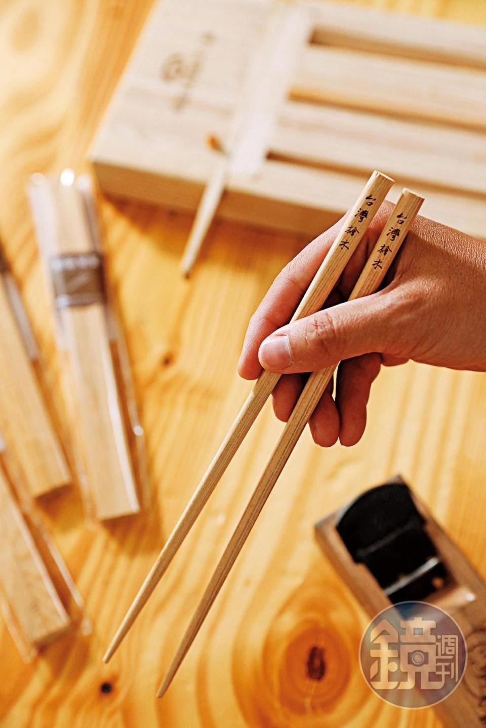 使用台灣檜木製作的木筷，相當實用。（DIY體驗250元／雙）