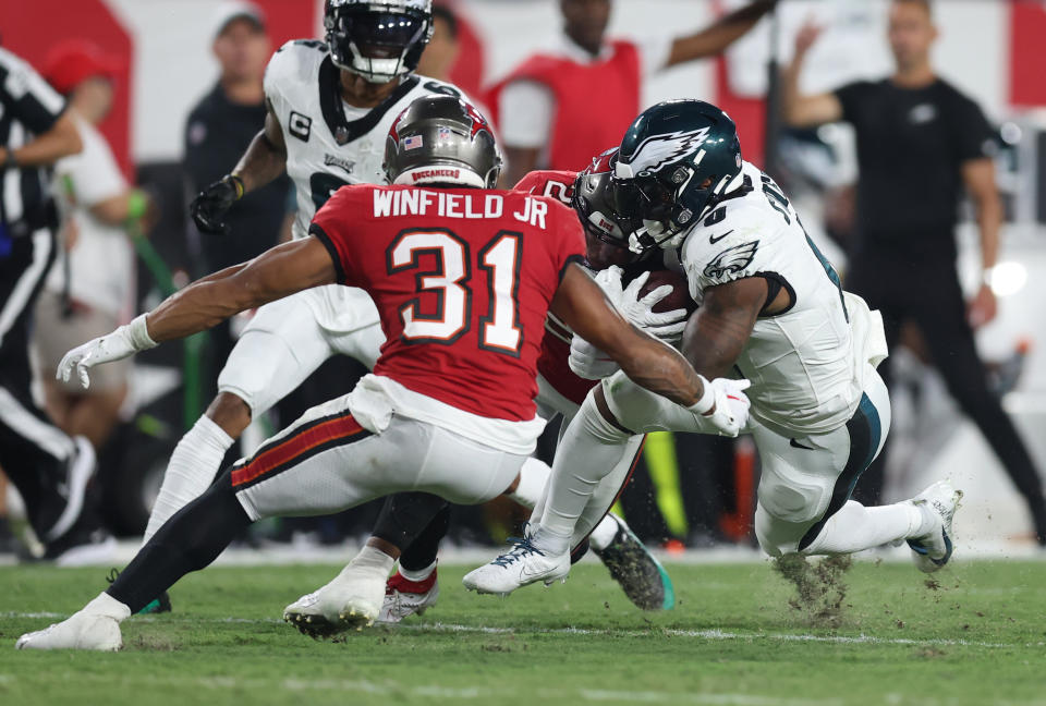 TAMPA, FLORIDA – SEPTEMBER 25: D’Andre Swift #0 of the Philadelphia Eagles rushes during the first quarter against the Tampa Bay Buccaneers at Raymond James Stadium on September 25, 2023 in Tampa, Florida. (Photo by Mike Carlson/Getty Images)