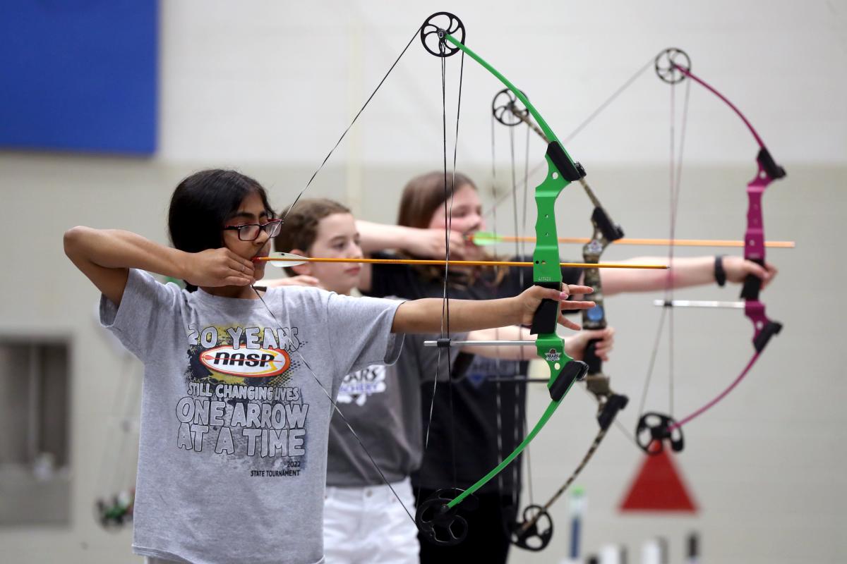 Bluffsview Elementary School Archery team draws great interest, scores