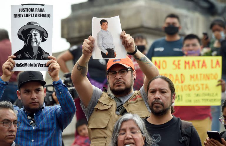 Miembros de la prensa y familiares asisten a una protesta contra el asesinato de periodistas en el marco del Encuentro Nacional de Periodistas, en el monumento del Ángel de la Independencia en la Ciudad de México el 9 de mayo de 2022