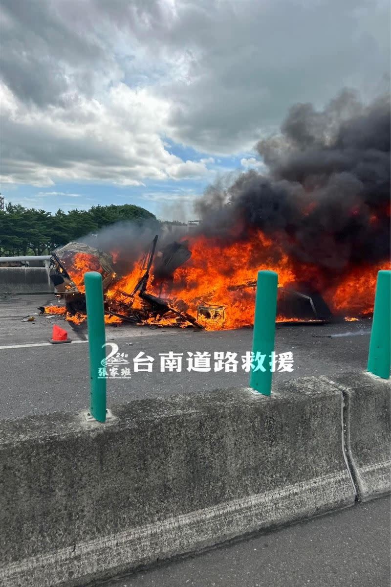 台84快速道路30日一起車禍，工程車因碰撞起火，整輛車宛如一團火球。（圖／翻攝張家班台南道路救援）