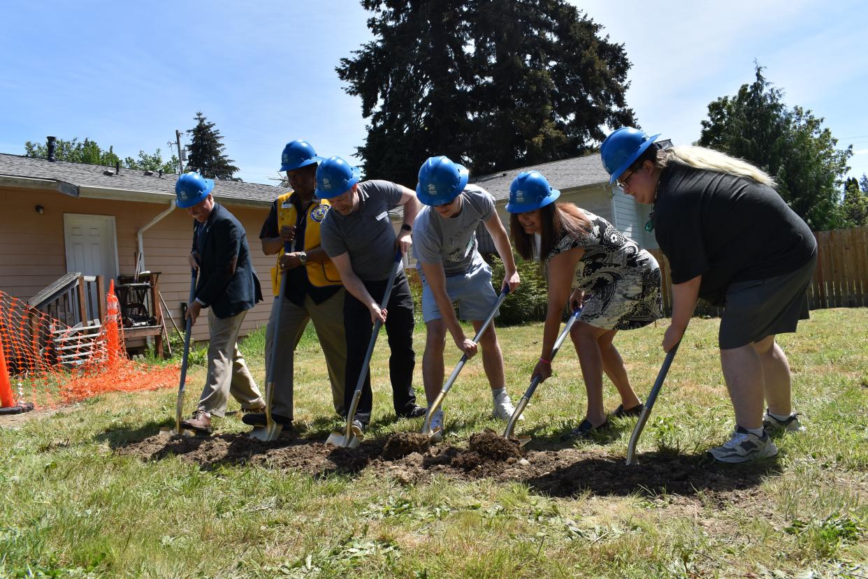 Bremerton Mayor Greg Wheeler, Bremerton Central Lions Club members, students from West Sound Technical Center and new homeowner Pearl Williams break ground at Whittle Lane.