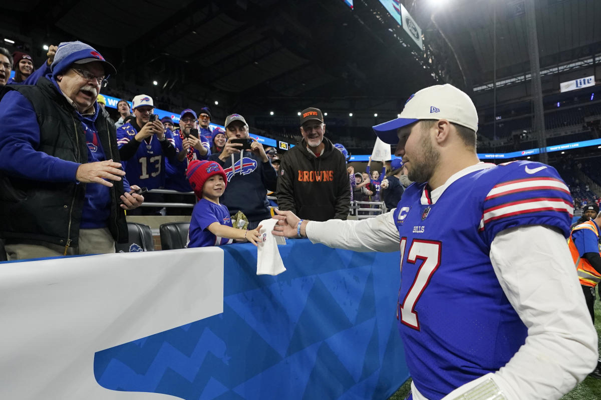 Brown encourages Buffalo Bills fans to celebrate by snapping a selfie at  City Hall banner - and help community by making a winter clothing donation