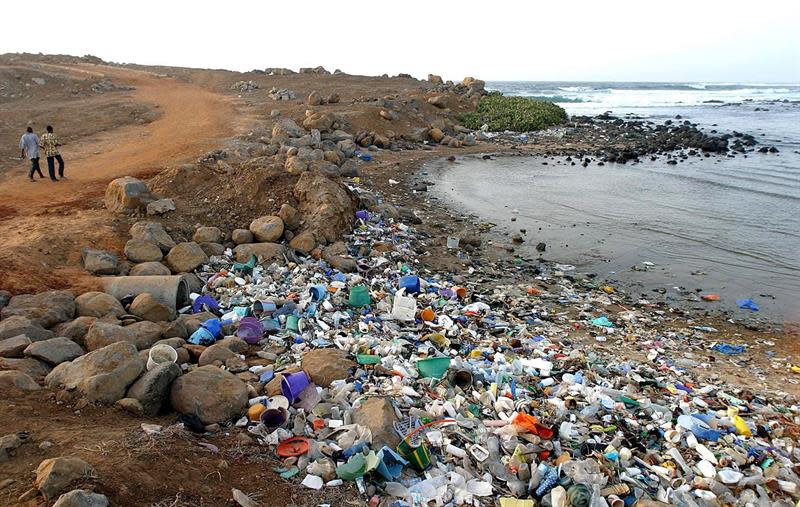 Los océanos se han convertido en un gran vertedero al que, cada año, se arrojan tantos desechos plásticos como el equivalente a un camión de basura por minuto, según Greenpeace. EFE/Archivo