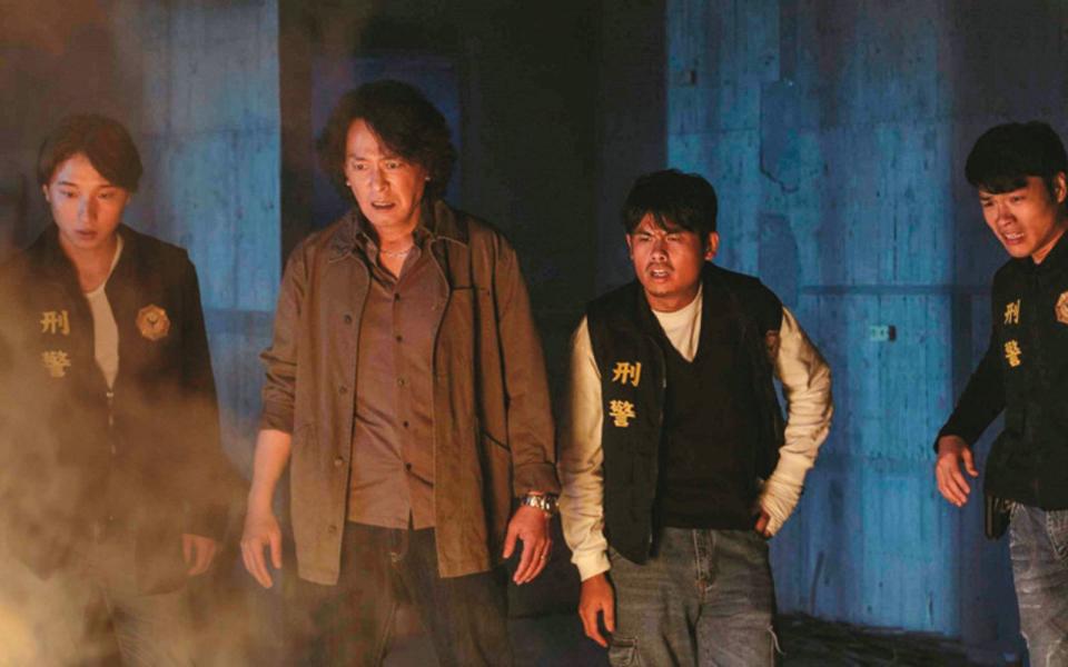 王識賢（左二）近年拍戲作品重質不重量，是少數國台語雙聲帶的一線演員。（Netflix提供）