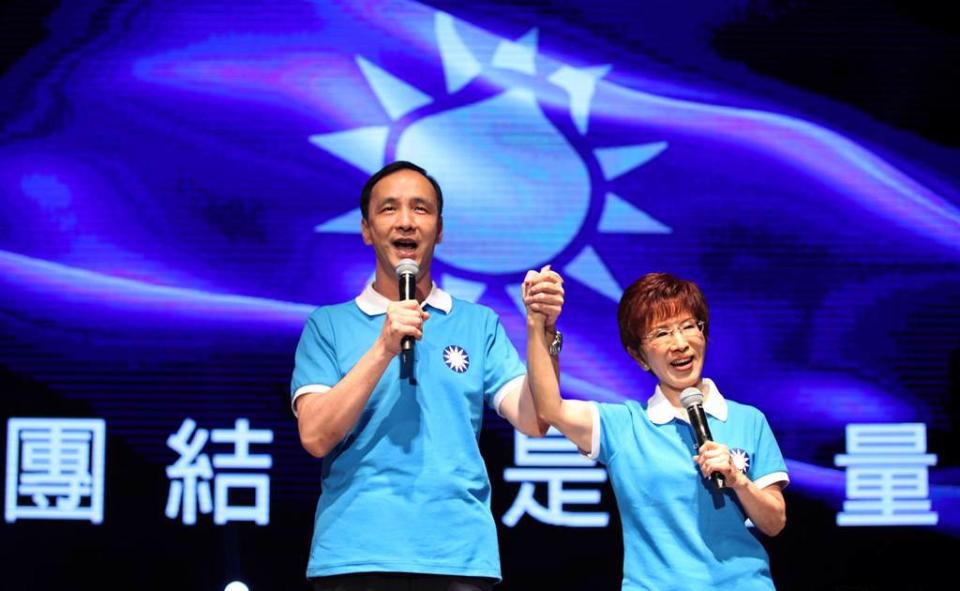 現任國民黨主席朱立倫（左）、國民黨前主席洪秀柱（右）。（資料照／王錦河攝）