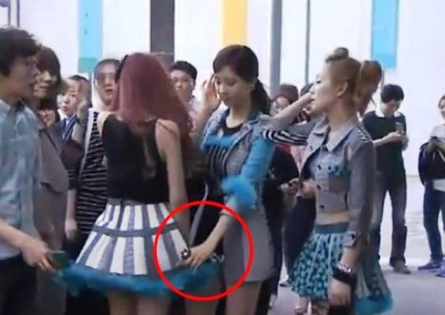 SNSD's Seohyun uses "manner hand" for Tiffany. (Screengrab of Korea.com)