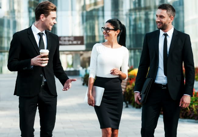 El encanto, el carisma y el sutil don de saber flirtear discretamente en cualquier situación nos convierten en personas deseables. (Foto: Getty)