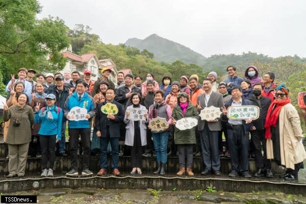 宜蘭縣推動綠色永續農業旅遊，頭城農場與台灣生態飲食設計中心聯合辦理生態廚師培訓，由十四位台灣各地生態廚師深入拜訪十六位宜蘭友善農友，藉由餐食的展現，讓廚師、農友及民眾體會食材與生態、土地與生命的故事，宜蘭縣長林姿妙肯定。（圖：宜蘭縣政府提供）。