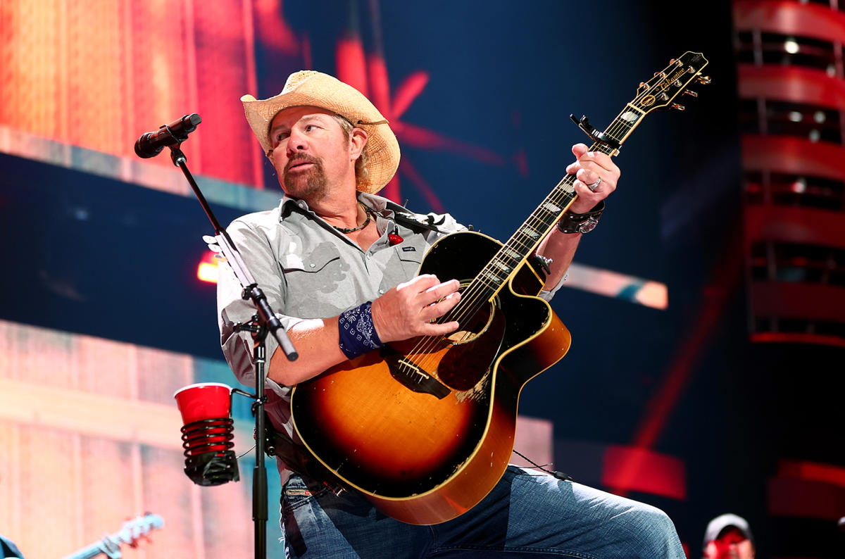 Toby Keith Makes Surprise Performance His First Since Revealing Cancer Diagnosis