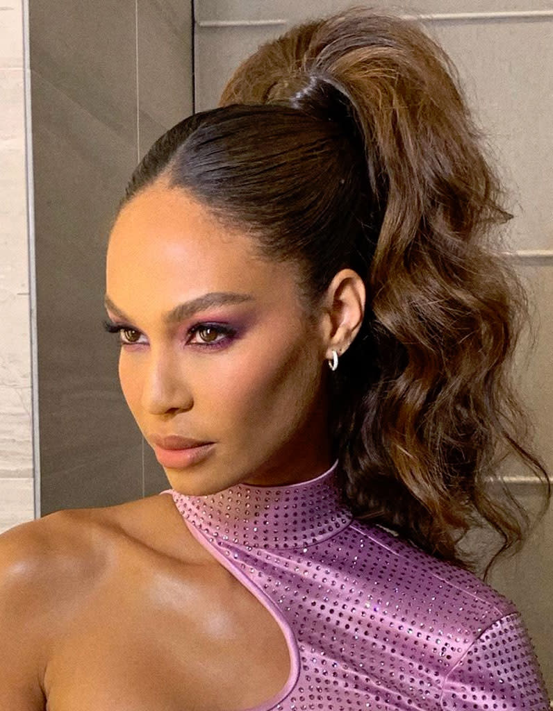 La queue-de-cheval ondulée de Joan Smalls