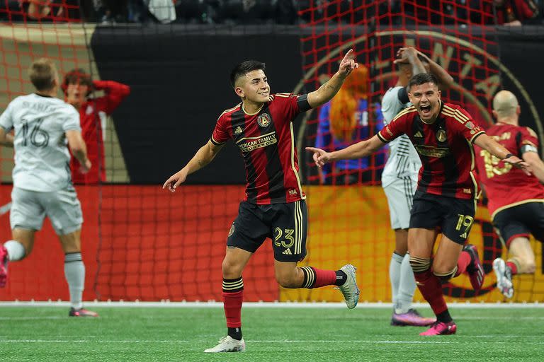 Thiago Almada festeja una gol en Atlanta United