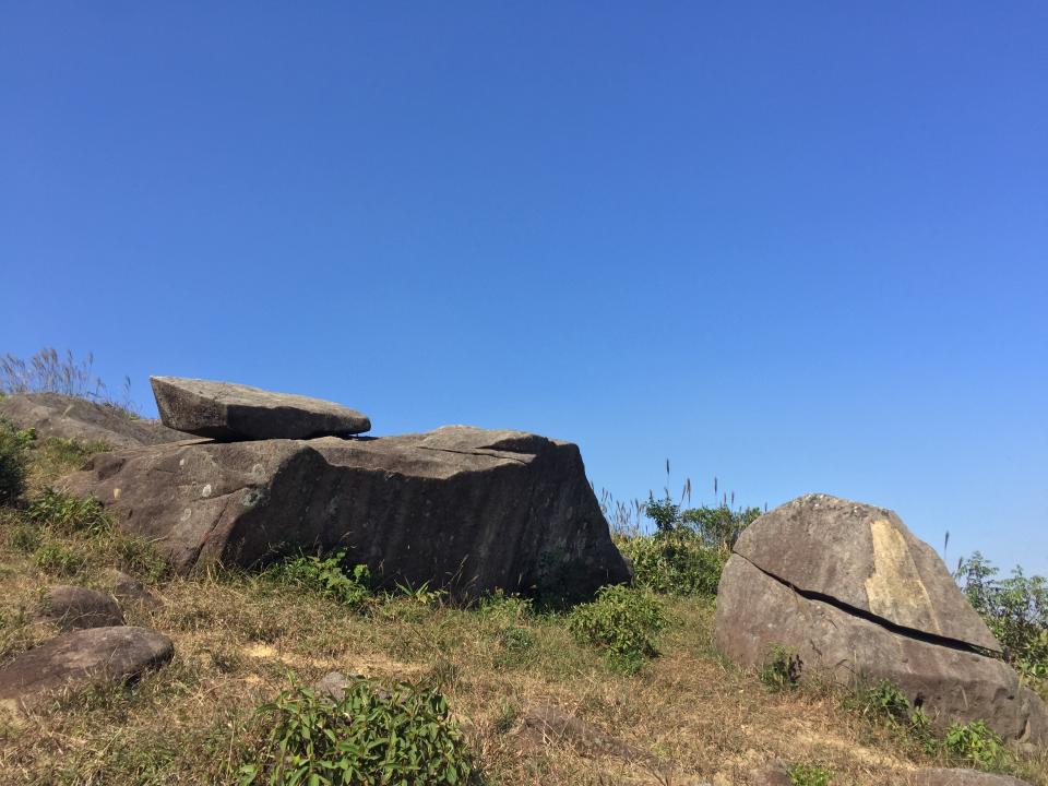 四方山_沿路石群