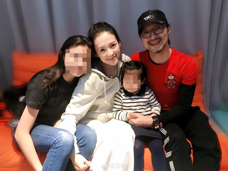 汪峰（右一）與章子怡（左二）婚後育有一兒一女，他與前妻所生的女兒小蘋果（左一），章子怡也視如己出。（翻攝自汪峰微博）