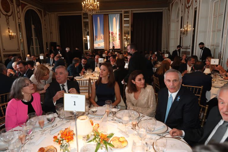 El embajador de Estados Unidos Marc Stanley junto a personalidades en la Cena Anual de CEA 2022, el el Alvear Palace