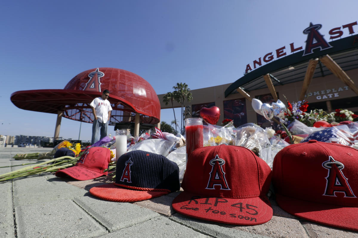 Los Angeles Angels bring Tyler Skaggs' jersey onto the field and wear his  #45 as they pay tribute