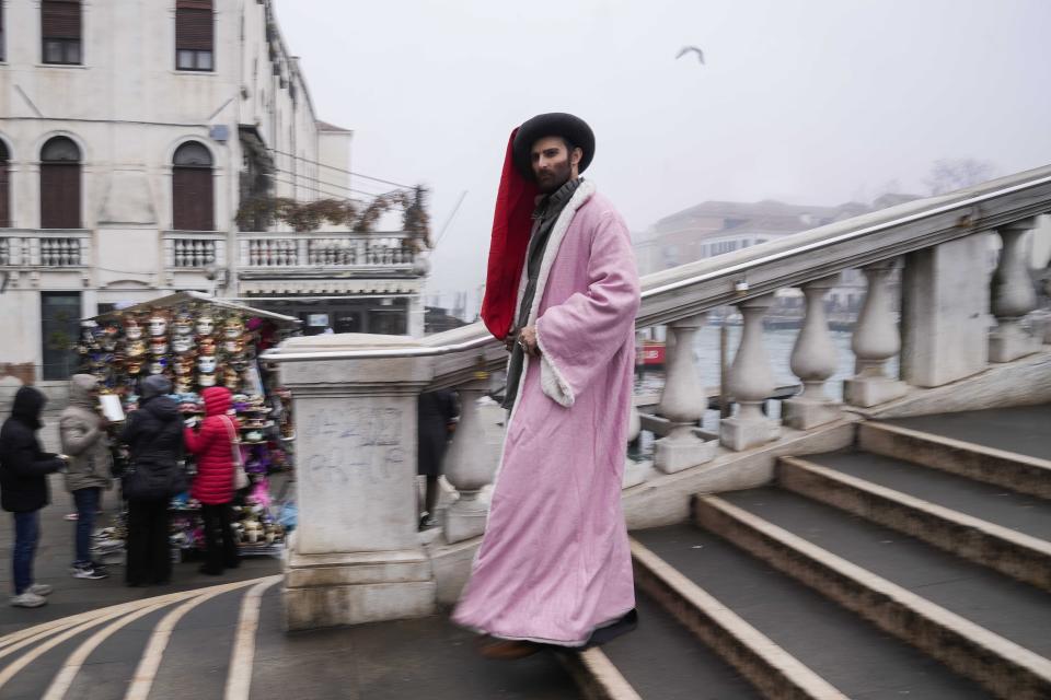 Un hombre disfrazado de Marco Polo baja las escaleras de un puente durante la inauguración del Carnaval, en Venecia, Italia, el 27 de enero de 2024. Venecia conmemora el 700 aniversario de la muerte de Marco Polo con un año de actos que comenzaron con un inicio del Carnaval dedicado a uno de los hijos más ilustres de la ciudad de los canales. (AP Foto/Luca Bruno)