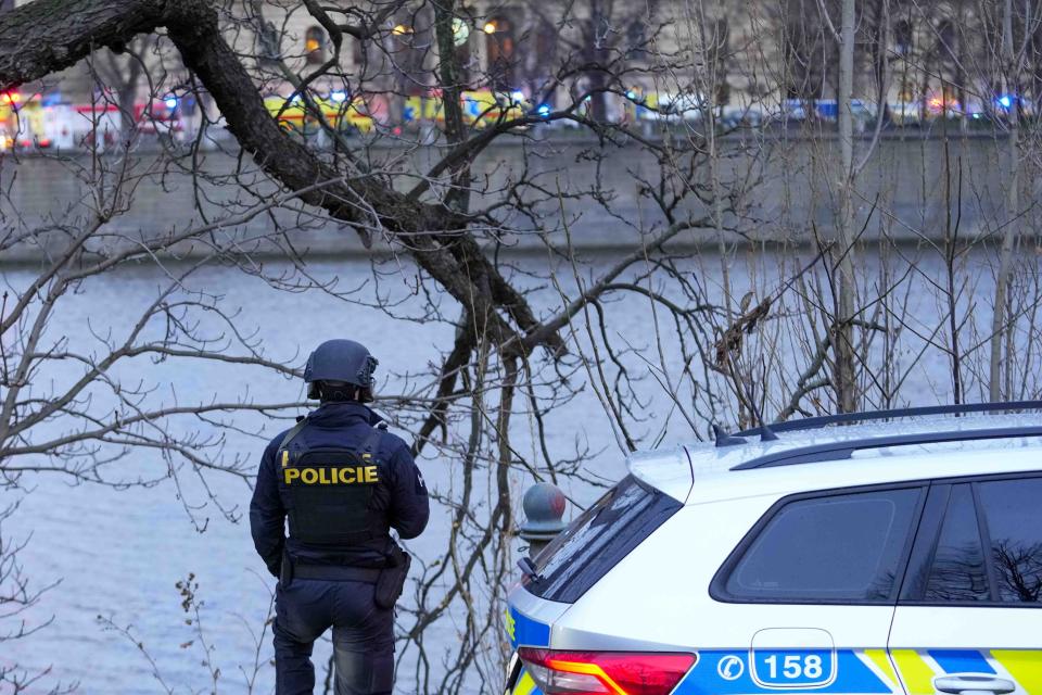 An einer Hochschule in der Prager Innenstadt sollen Schüsse gefallen sein (Bild: Petr David Josek/AP/dpa)