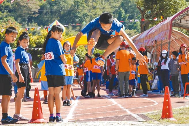 大安溪泰雅北勢群5所國小5日舉行聯合運動會，參加跳遠項目學童奮力躍起。（黃子明攝）