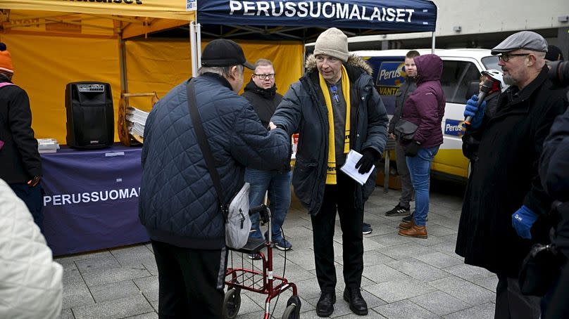 Le candidat à la présidence du Parti des Finlandais, Jussi Halla-aho, au centre, fait campagne sur un marché à Vantaa, en Finlande, le 28 octobre 2023