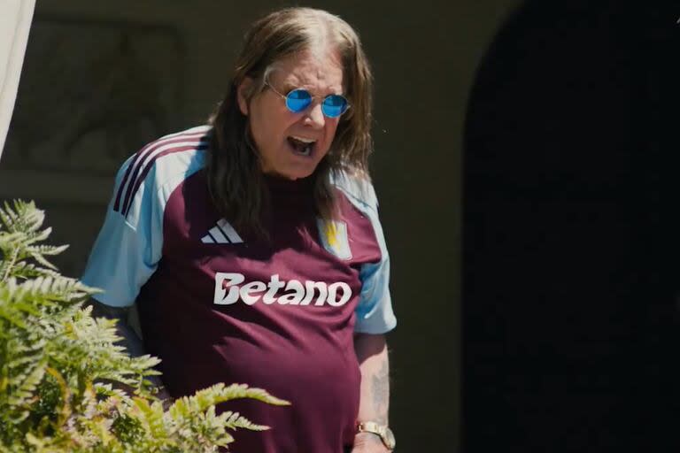 El legendario Ozzy Osbourne es el protagonista del video en el que Aston Villa presentó su nueva indumentaria