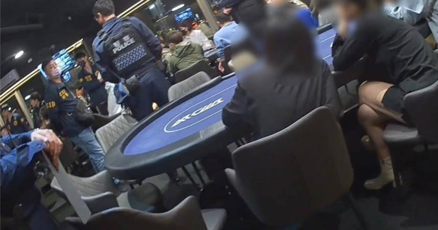 台南市南華街一處住商大樓內竟暗藏德州撲克賭場，警方獲報後於17日晚間趁著賭客興奮聚賭之際一舉入內逮獲51人。（圖／翻攝畫面）