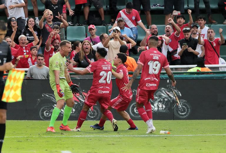 Los jugadores, con el Ruso Rodríguez a la cabeza, festejan la clasificación a la semifinal de la Copa de la Liga tras eliminar a Defensa y Justicia por penales