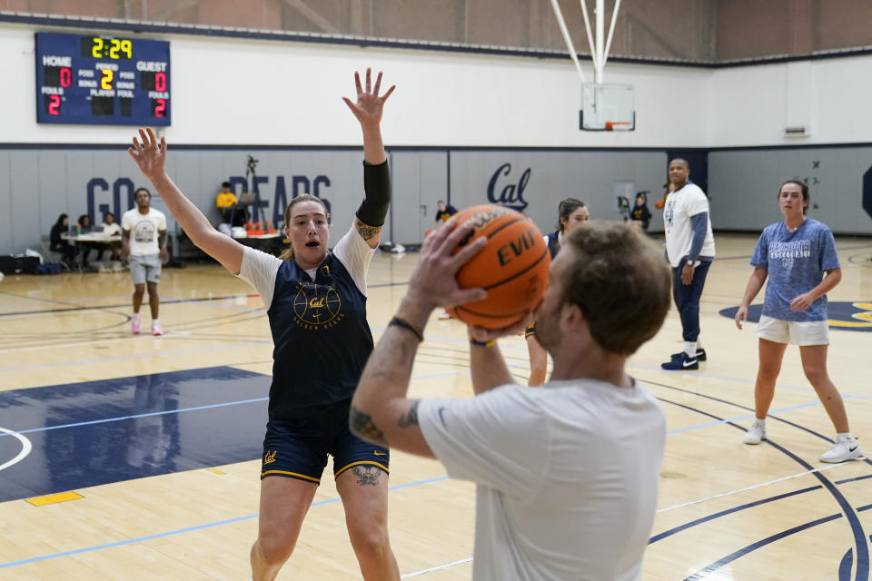 California forward Marta Suárez, left, challenges a shot during practice Monday, Dec. 4, 2023, in Berkeley, Calif. (AP Photo/Godofredo A. Vásquez)