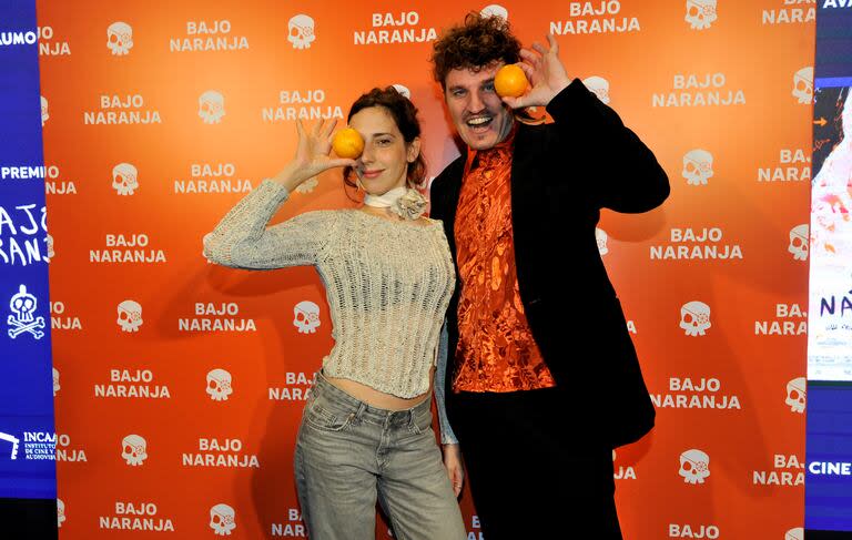 Ingeniosa, la hija menor de Luis Alberto Spinetta posó ante los flashes junto al director de Bajo Naranja 