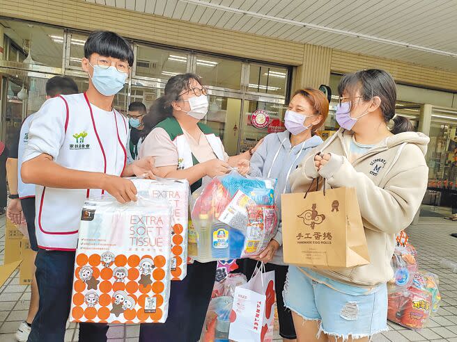 雲林家扶中心獲超商經營者贊助舉辦「母親節超商獻禮」，連續12年由1人獨資舉辦未中斷，今年有145位媽媽受益。（周麗蘭攝）