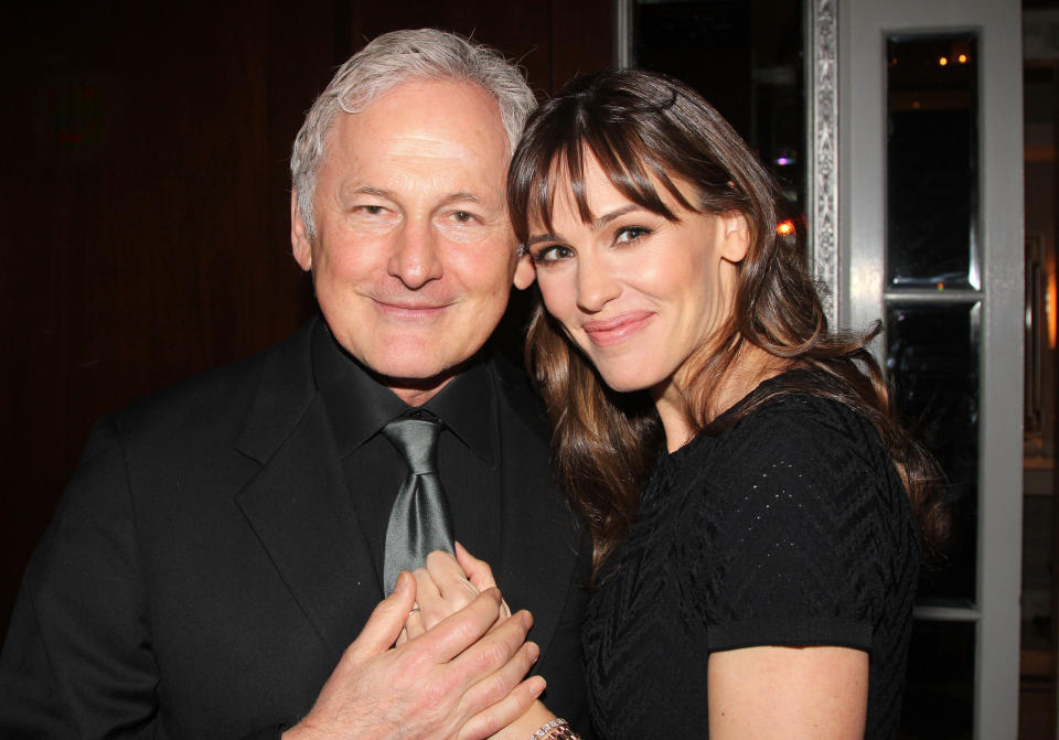 <p>Former "Alias" co-stars&nbsp;Victor Garber and Jennifer Garner posed for a photo opp&nbsp;at The Roundabout Theatre Company's 2015 Spring Gala on March 2, 2015 in New York City. So adorable.&nbsp;</p>