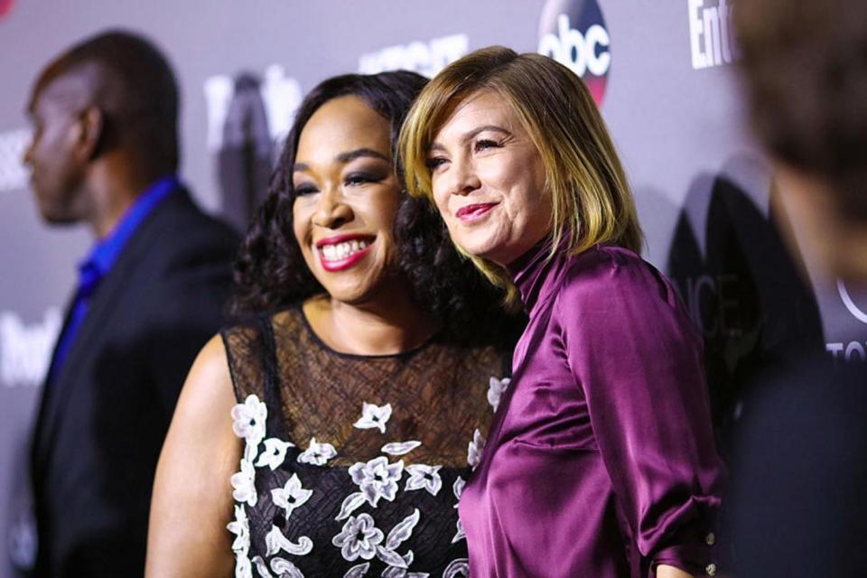 Shonda Rhimes and Ellen Pompeo in 2015 (Getty Images)