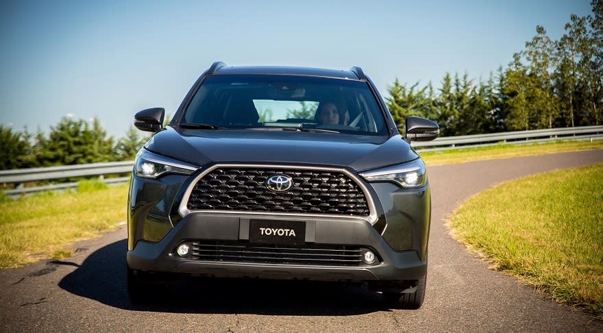 Una parrilla exagerada caracteriza al Toyota Corolla Cross.