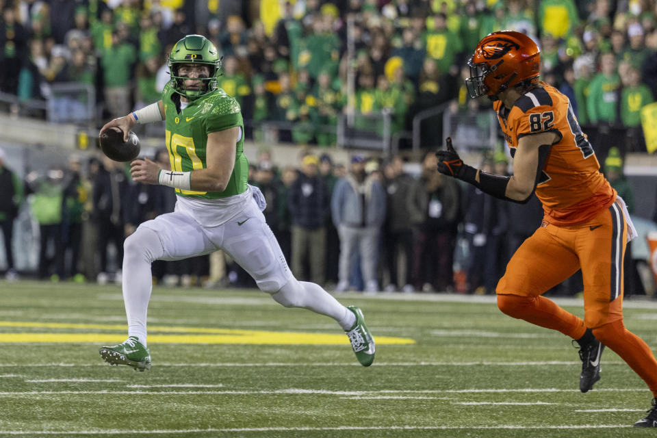 EUGENE, OREGON - NOVEMBER 24: Quarterback Bo Nix #10 of the Oregon Ducks passes the ball during the first half against the Oregon State Beavers at Autzen Stadium on November 24, 2023 in Eugene, Oregon. (Photo by Tom Hauck/Getty Images)