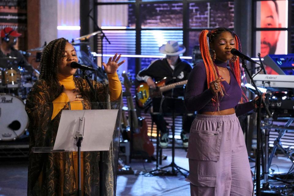 Team Legend singers Dia Malai, right, and Valarie Harding delivered a fiery performance of “Bust Your Windows” by Jazmine Sullivan.