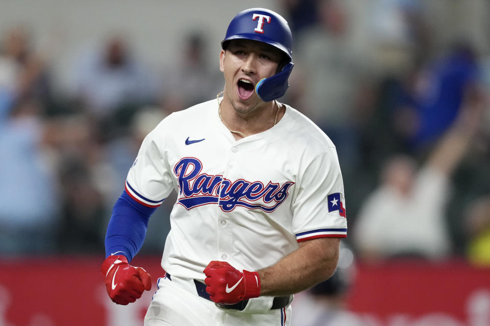 ARLINGTON, TEXAS - 03 SEPTEMBER: Wyatt Langford #36 dari Texas Rangers bereaksi saat ia berlari di base setelah melakukan walk off grand slam untuk mengalahkan New York Yankees di Globe Life Field pada 03 September 2024 di Arlington, Texas. (Foto oleh Sam Hodde/Getty Images)