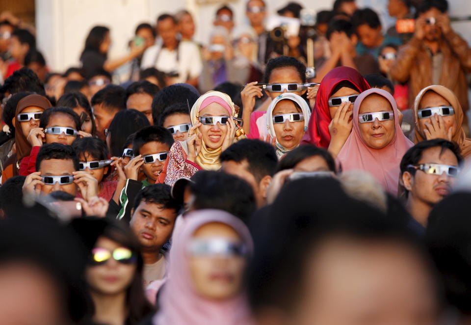 <p>People watch a solar eclipse outside the planetarium in Jakarta, Indonesia, March 9, 2016. (Photo: Garry Lotulung/Reuters) </p>