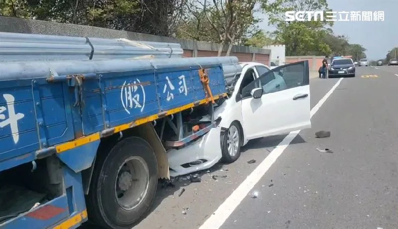 撞進貨車後車斗的白色轎車，前車身嚴重凹陷。(圖/翻攝畫面)