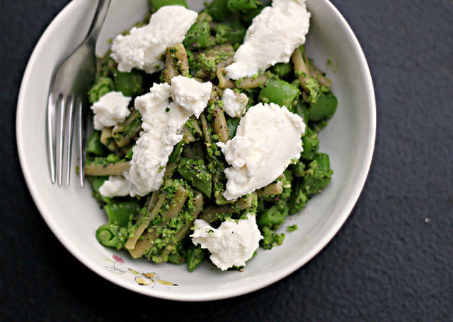 <strong>Get the <a href="http://joanne-eatswellwithothers.com/2012/07/recipe-pasta-with-garlic-scapes-pesto-sugar-snap-peas-and-ricotta-eat-live-be.html" target="_blank">Pasta with Garlic Scapes Pesto, Sugar Snap Peas, and Ricotta recipe </a>from Eats Well With Others</strong>