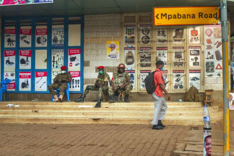 烏干達民族團結平台總統候選人森塔姆（又名鮑比韋恩）的競選總部附近，有政府的維安部隊就近「看管」。（美聯社）