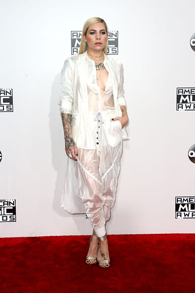 Pantalones y tonos blancos: dos tendencias de moda imperdibles de los American Music Awards