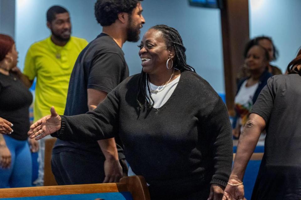 Miami, Florida, February 27, 2024- Evette Burton, center, greets other members of the congregation of New Shiloh Missionary Baptist Church during a Tuesday Mid-week Service. Jose A. Iglesias/jiglesias@elnuevoherald.com