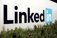 <p>LinkedIn no es Facebook, Twitter ni Instagram. Sí, es una red social, pero relacionada exclusivamente con el mundo laboral, por lo que, aunque no está de más añadir algún aspecto personal, solo deberías publicar cosas sobre trabajo. (Foto: Robert Galbraith / Reuters). </p>