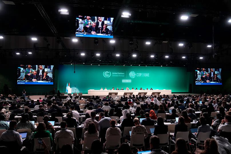 Los ministros hablan durante la sesión plenaria final en la cumbre climática de la COP28 en Dubai, Emiratos Árabes Unidos, el 13 de diciembre 2023,