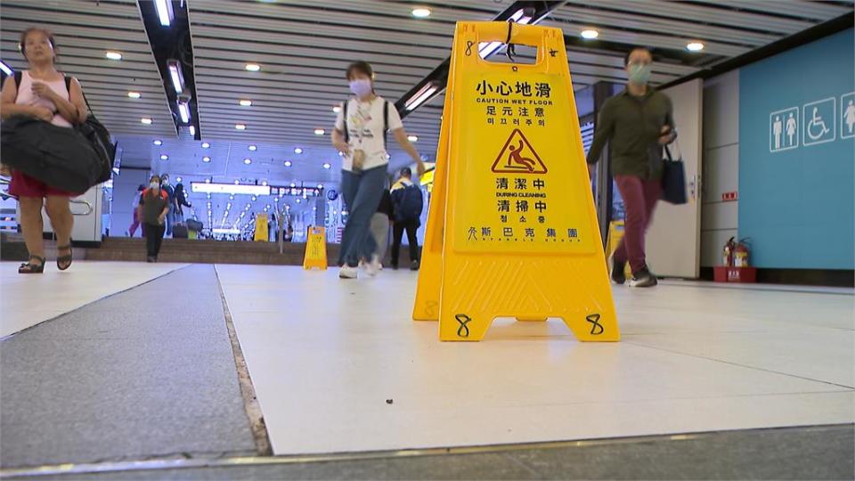 疑排水系統故障　雙北下暴雨　交通樞紐台北車站聯通口淹水