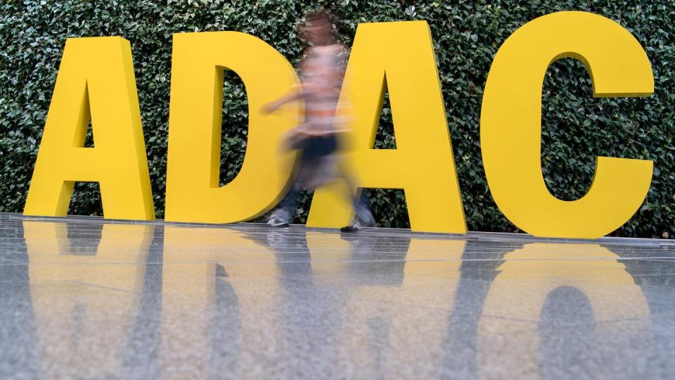 Das ADAC-Logo vor der Zentrale in München.