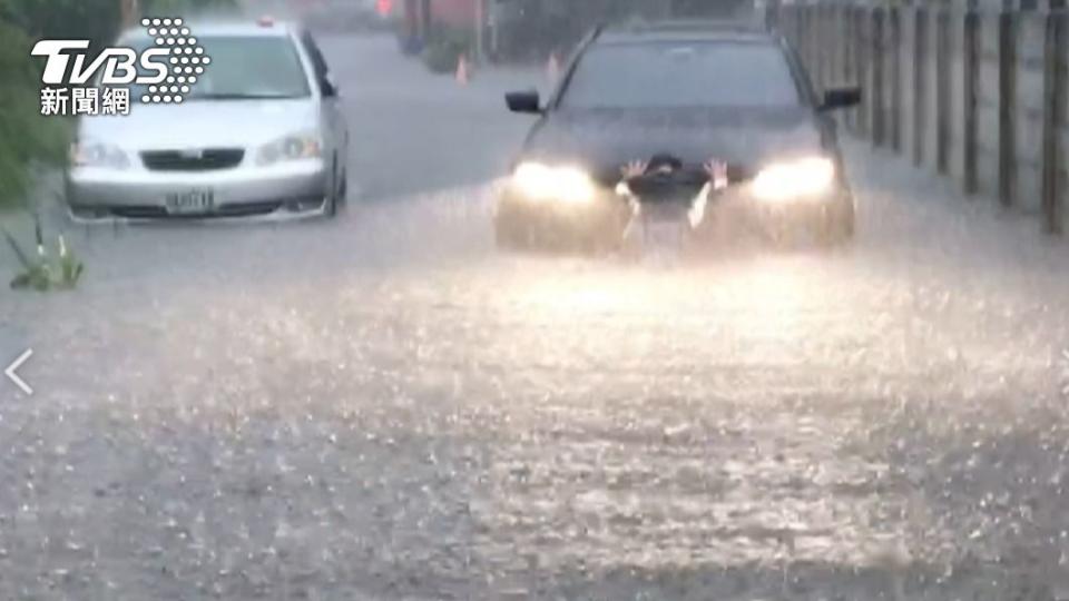 最近午後強降雨頻繁，各地都出現淹水情況，也讓不少人的愛車泡水。(圖片來源/Tvbs)