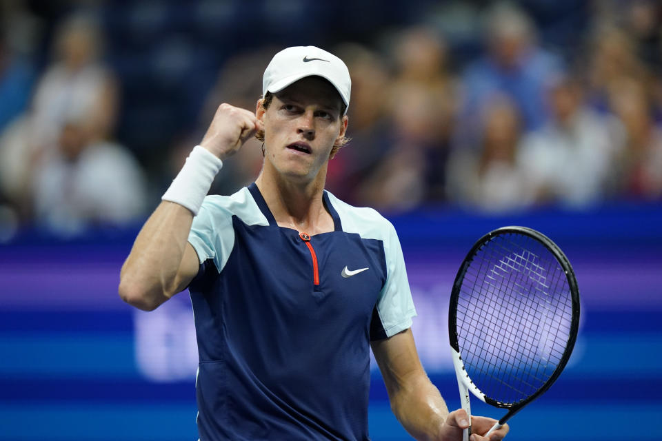 El italiano Jannik Sinner, celebra tras ganar un punto contra Carlos Alcaraz en cuartos de final del Abierto de Estados Unidos, el jueves 8 de septiembre de 2022 en Nueva York. (AP Foto/Frank Franklin II)