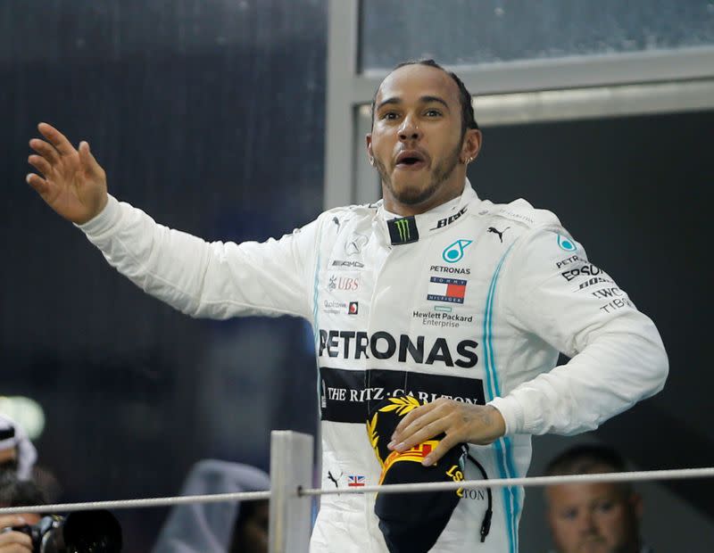 El piloto británico de la escudería Mercedes, Lewis Hamilton, celebra tras tras ganar el Gran Premio de Fórmula 1 de Abu Dabi