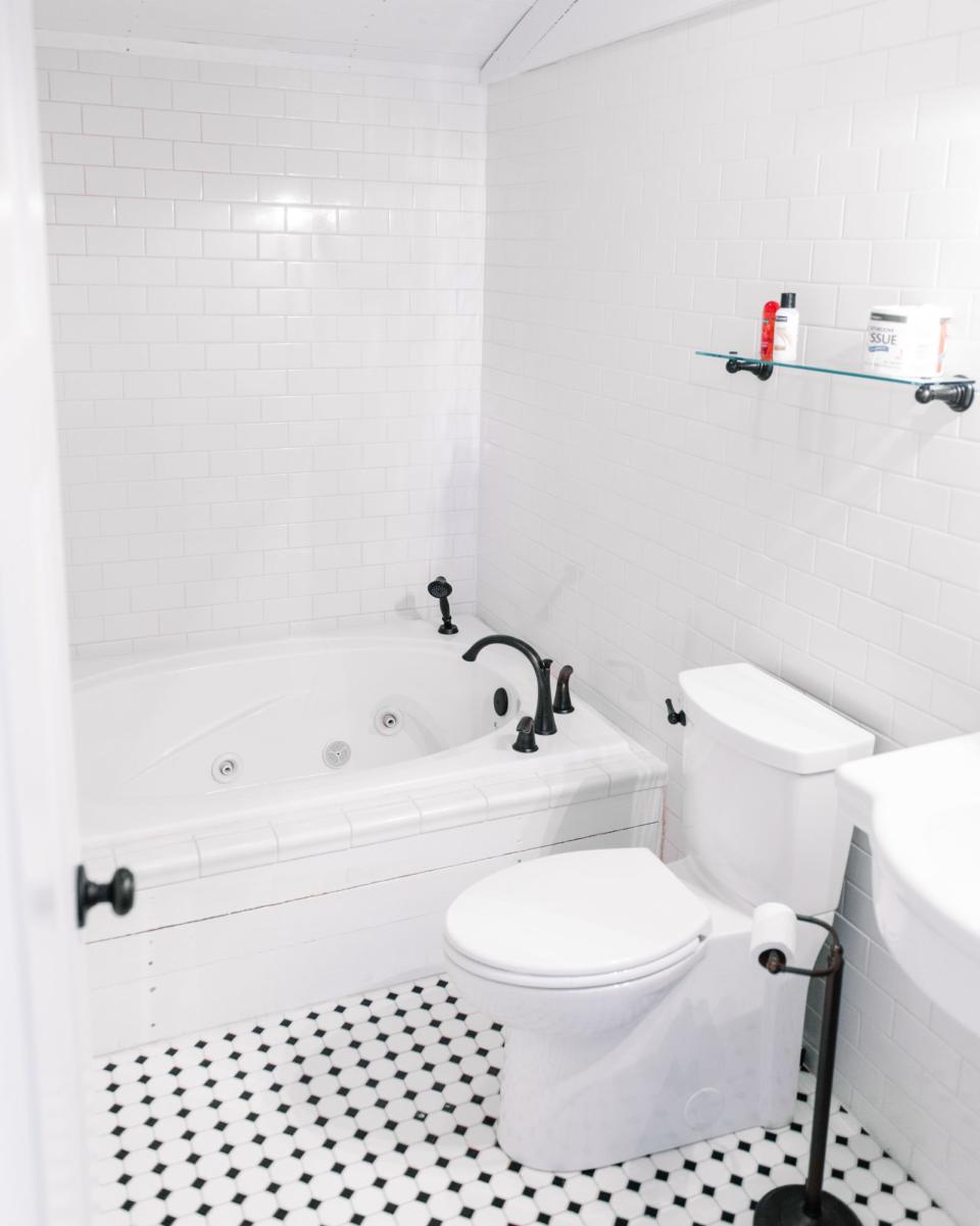 How to Get the Dirtiest Parts of Your Bathroom Clean in No Time